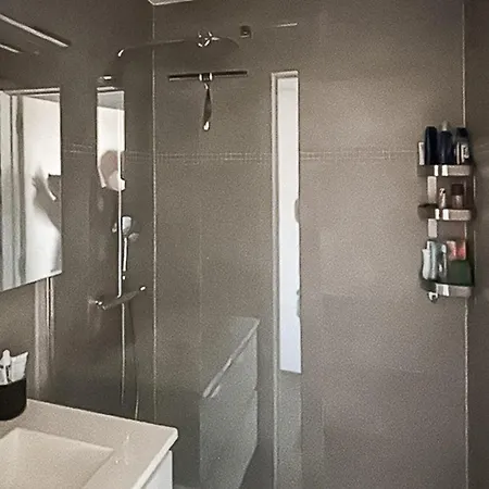 Апартаменты Luxurious In With Wifi